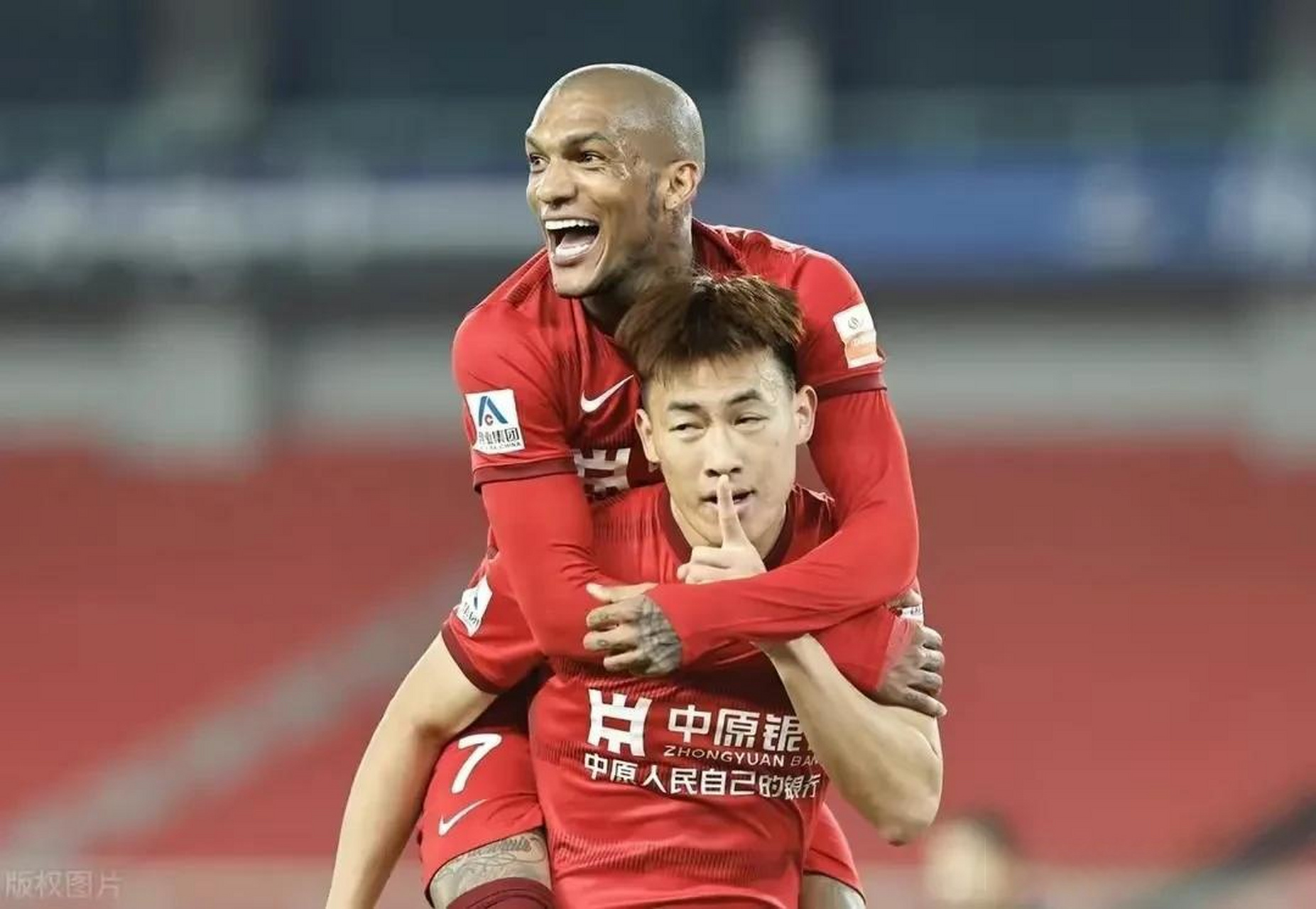 牌九-山东泰山逆转胜山东鲁能，登顶积分榜(山东鲁能乒乓球历届名单)