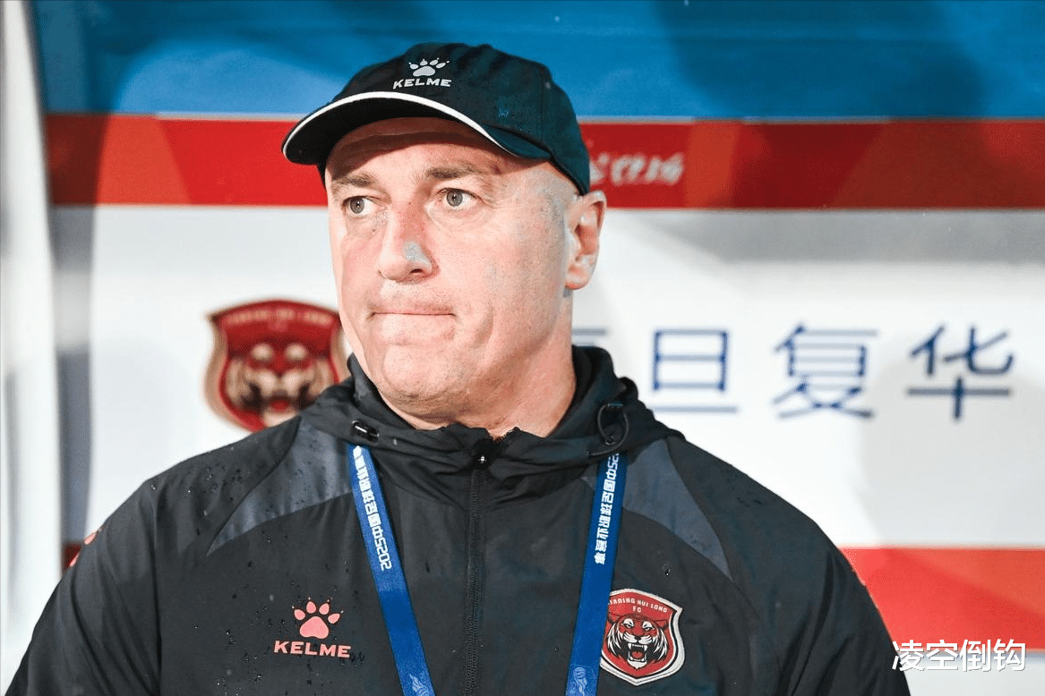 炸金花-大连实德队在比赛中展现出色实力，取得胜利(大连实德队长都有谁)